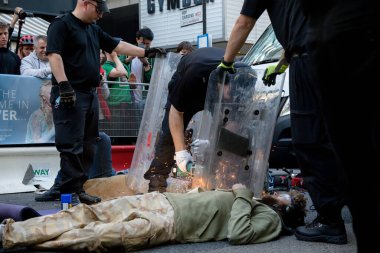 Londra, Birleşik Krallık, 21 Ağustos 2021: Londra 'nın merkezindeki metal bir boru hattından Yok Olma İsyanı protestocularını çıkarmak için kesme ekipmanı kullanıldı