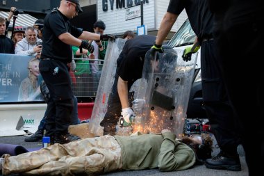Londra, Birleşik Krallık, 21 Ağustos 2021: Londra 'nın merkezindeki metal bir boru hattından Yok Olma İsyanı protestocularını çıkarmak için kesme ekipmanı kullanıldı