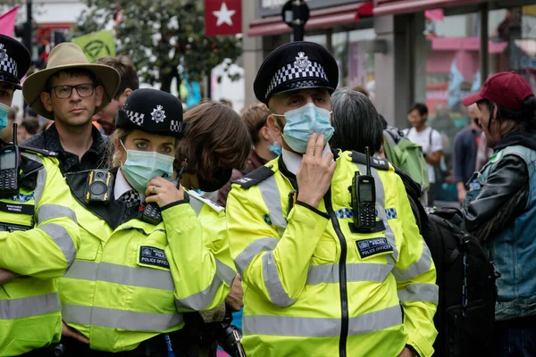 Londres Reino Unido Agosto 2021 Oficiales Policía Impiden Que Manifestantes — Foto de Stock