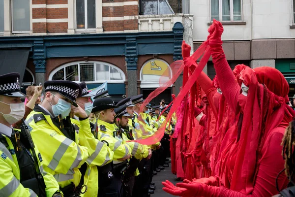 Londyn Wielka Brytania Sierpnia 2021 Protestujący Rebelianci Ubrani Czerwono Podczas — Zdjęcie stockowe