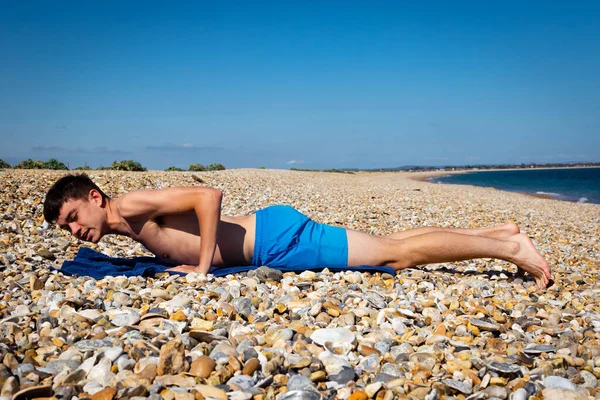 Ein Jähriger Kaukasischer Teenager Macht Einem Steinigen Strand Liegestütze — Stockfoto
