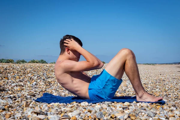 Adolescente Caucásico Años Sin Camisa Haciendo Sentadas Una Playa Pedregosa —  Fotos de Stock