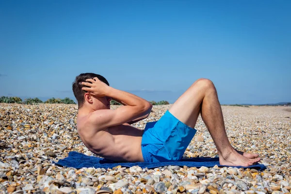 Ein Jähriger Kaukasischer Junge Ohne Hemd Macht Sit Ups Einem — Stockfoto