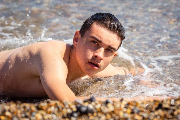 Ein Jähriger Kaukasischer Junge Ohne Hemd Liegt Der Brandung — Stockfoto