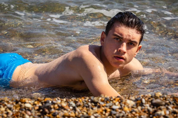 Adolescente Anos Caucasiano Sem Camisa Deitado Surf — Fotografia de Stock