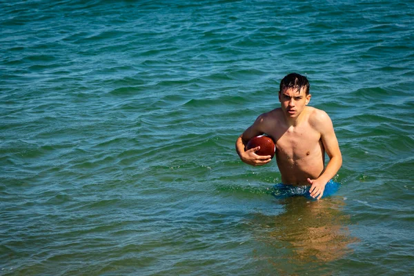Adolescente Sin Camisa Caucásico Años Traje Baño Jugando Con Fútbol — Foto de Stock