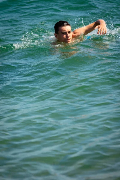 Ein Jähriger Kaukasischer Junge Badebekleidung Der Meer Schwimmt — Stockfoto