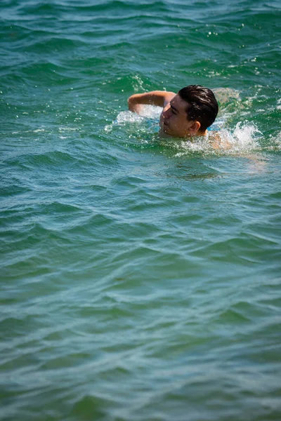 Ein Jähriger Kaukasischer Junge Badebekleidung Der Meer Schwimmt — Stockfoto