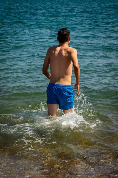 Een Jarige Blanke Shirtloze Tienerjongen Badmode Die Zee Loopt — Stockfoto