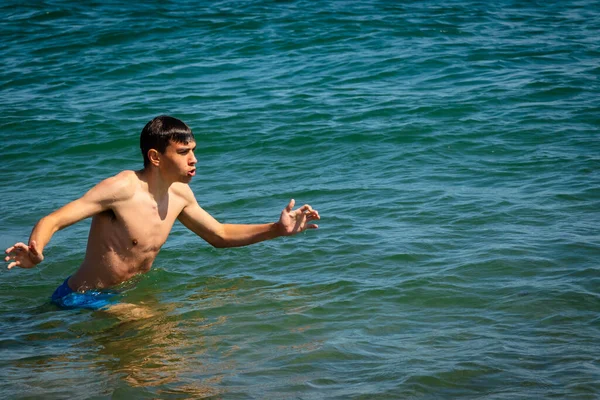 Een Jarige Blanke Shirtloze Tienerjongen Zwemkleding Duikend Zee — Stockfoto
