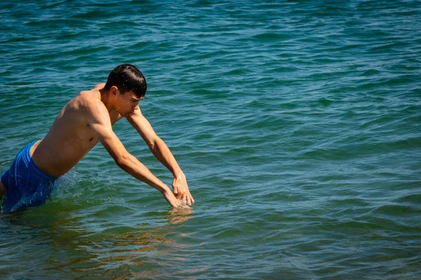 Een Jarige Blanke Shirtloze Tienerjongen Zwemkleding Duikend Zee — Stockfoto