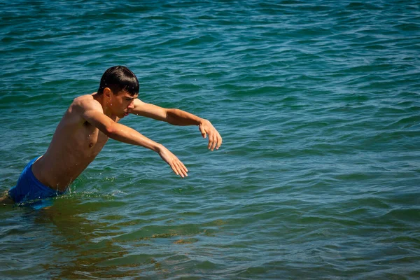 Ένα 18Χρονο Λευκό Αγόρι Χωρίς Μπλούζα Μαγιό Βουτάει Στη Θάλασσα — Φωτογραφία Αρχείου
