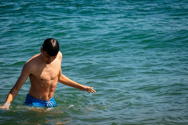 Seorang Anak Remaja Bertelanjang Dada Berusia Tahun Berenang Laut — Stok Foto