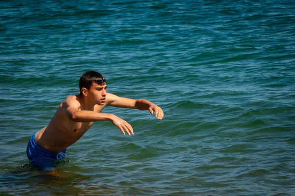 Adolescente Caucásico Años Sin Camisa Traje Baño Buceando Mar — Foto de Stock