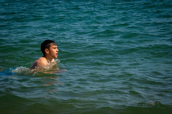 18歳白人少年です海で泳いでいます — ストック写真