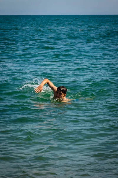Ein Jähriger Kaukasischer Junge Badebekleidung Der Meer Schwimmt — Stockfoto