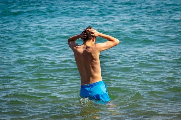 Een Jarige Blanke Shirtloze Tienerjongen Zwemkleding Zee — Stockfoto