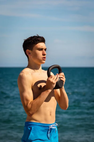 Ein Jähriger Kaukasischer Junge Ohne Hemd Einem Strand Der Mit — Stockfoto