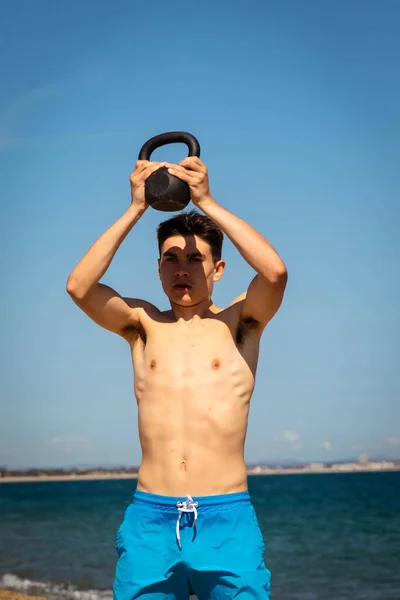 Ein Jähriger Kaukasischer Junge Ohne Hemd Einem Strand Der Mit — Stockfoto