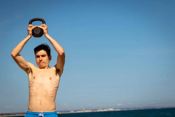 Adolescente Anos Caucasiano Sem Camisa Uma Praia Exercitando Com Peso — Fotografia de Stock