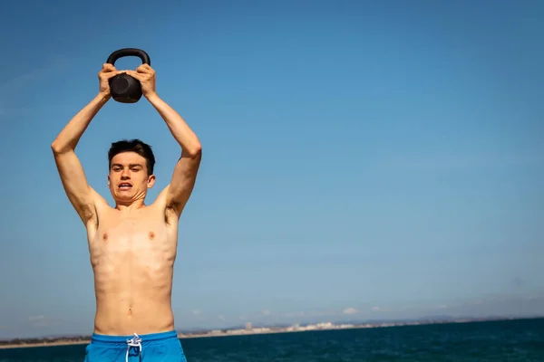 Adolescente Anos Caucasiano Sem Camisa Uma Praia Exercitando Com Peso — Fotografia de Stock