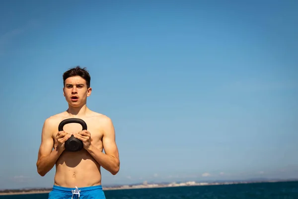 Adolescente Anos Caucasiano Sem Camisa Uma Praia Exercitando Com Peso — Fotografia de Stock