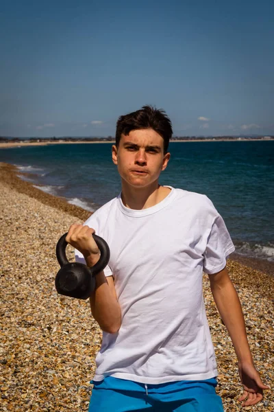 Adolescente Caucasico Anni Una Spiaggia Che Allena Con Peso Kettlebell — Foto Stock