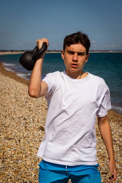 Ein Jähriger Kaukasischer Teenager Einem Strand Der Mit Einer Kettlebell — Stockfoto