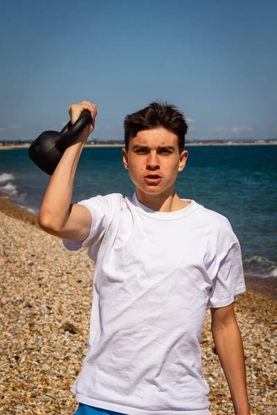 Adolescente Caucasiano Anos Uma Praia Exercitando Com Peso Kettlebell — Fotografia de Stock