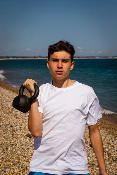 Adolescente Caucasico Anni Una Spiaggia Che Allena Con Peso Kettlebell — Foto Stock