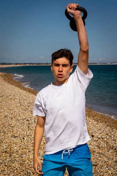 Adolescente Caucasiano Anos Uma Praia Exercitando Com Peso Kettlebell — Fotografia de Stock