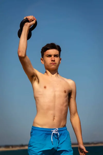 Ein Jähriger Kaukasischer Hemdloser Teenager Badebekleidung Der Mit Einem Kettlebell — Stockfoto