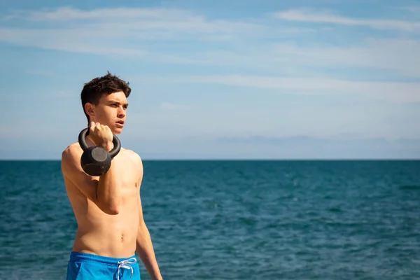 수영복을 수영복을 남자가 복제품 의무게가 운동을 — 스톡 사진