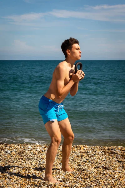 Letý Běloch Bez Košile Dospívající Chlapec Pláži Cvičení Kettlebell Hmotnost — Stock fotografie