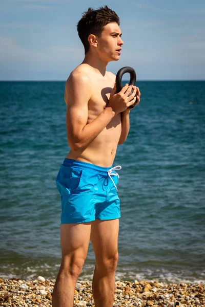Ένα 18Χρονο Λευκό Αγόρι Χωρίς Μπλούζα Μια Παραλία Που Γυμνάζεται — Φωτογραφία Αρχείου
