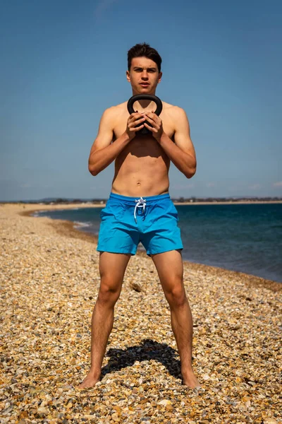 Ein Jähriger Kaukasischer Junge Ohne Hemd Einem Strand Der Mit — Stockfoto