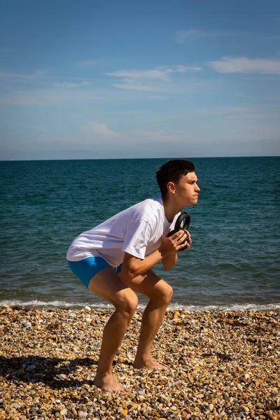 Een Jarige Blanke Tiener Jongen Een Strand Oefenen Met Een — Stockfoto