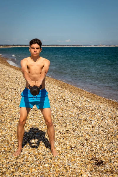 Adolescente Caucásico Años Sin Camisa Una Playa Haciendo Ejercicio Con —  Fotos de Stock