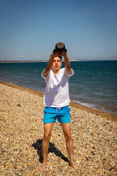 Een Jarige Blanke Tiener Jongen Een Strand Oefenen Met Een — Stockfoto