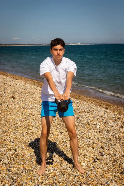 Een Jarige Blanke Tiener Jongen Een Strand Oefenen Met Een — Stockfoto