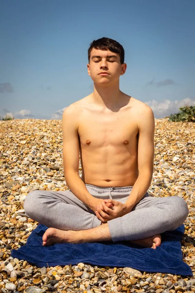 Ein Jähriger Kaukasischer Junge Ohne Hemd Meditiert Strand — Stockfoto