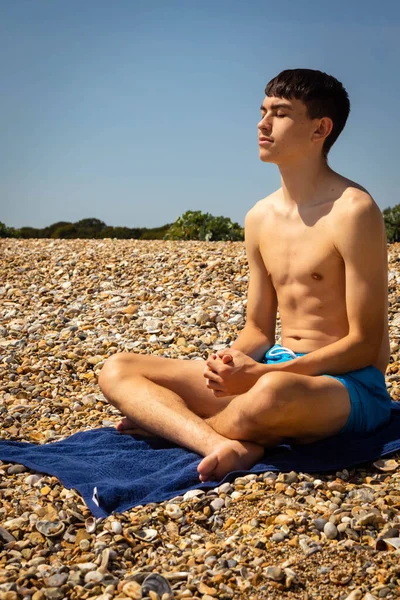Ein Jähriger Kaukasischer Junge Ohne Hemd Meditiert Badehosen Strand — Stockfoto