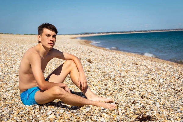 Letý Běloch Bez Košile Dospívající Chlapec Relaxující Pláži Moře — Stock fotografie