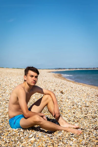 Ein Jähriger Kaukasischer Junge Ohne Hemd Entspannt Sich Einem Strand — Stockfoto