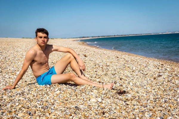 Ein Jähriger Kaukasischer Junge Ohne Hemd Entspannt Sich Einem Strand — Stockfoto