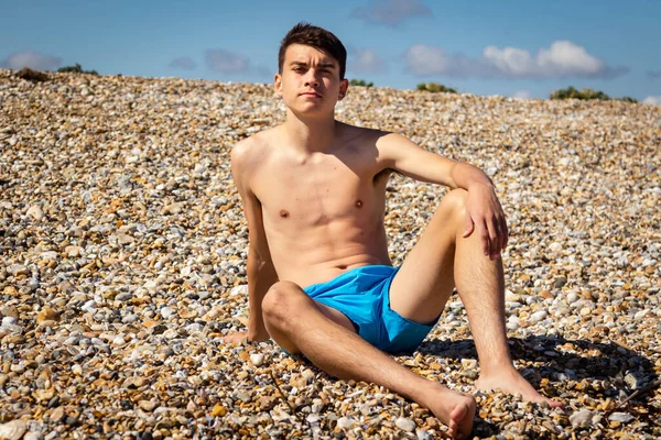 Ένα 18Χρονο Λευκό Αγόρι Χωρίς Μπλούζα Χαλαρώνει Μια Παραλία Δίπλα — Φωτογραφία Αρχείου