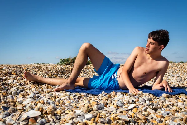 Ein Jähriger Kaukasischer Junge Ohne Hemd Entspannt Sich Einem Strand — Stockfoto