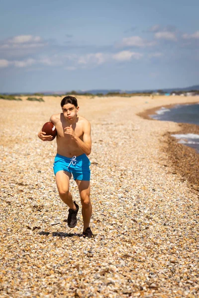 Seorang Remaja Bertelanjang Dada Berusia Tahun Berjalan Pantai Dengan Footbal — Stok Foto