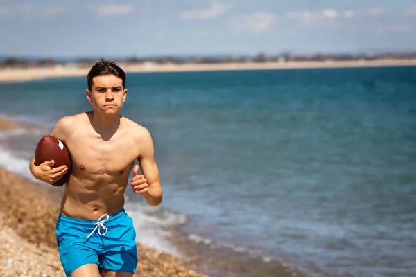 Ragazzo Caucasico Adolescente Senza Maglietta Anni Che Corre Una Spiaggia — Foto Stock