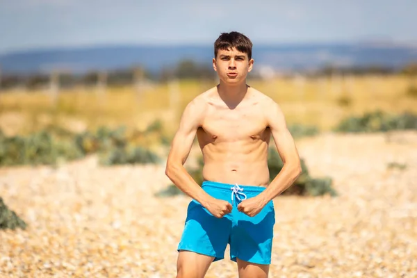 Adolescente Caucasiano Anos Sem Camisa Flexionando Músculos Uma Praia — Fotografia de Stock